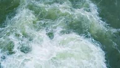 湍急河流清澈河水冲刷岩石视频的预览图